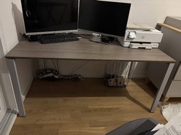 Bürotisch mit passendem Regal