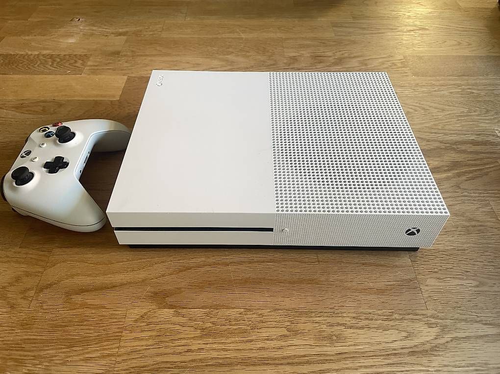 Console: Xbox One S Bundle  Top Zustand inkl. Controller & 2 Spielen – Usato da Cordast venduto da nikou89 1