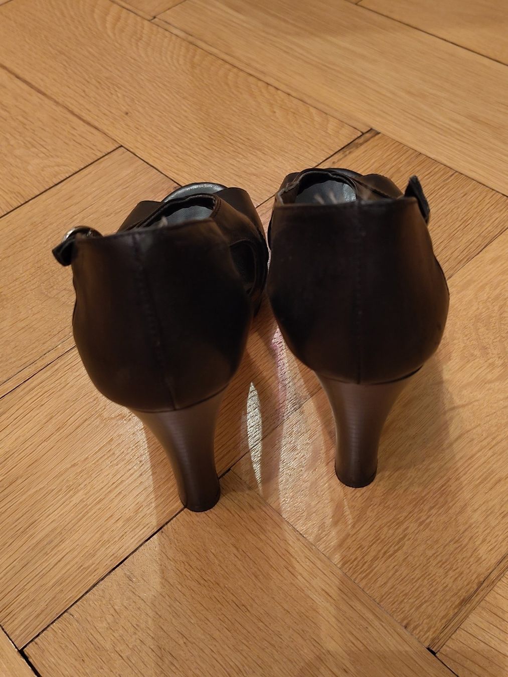Damenschuhe: Sandalen mit Absatz – Gebraucht aus Bern von Linii 2
