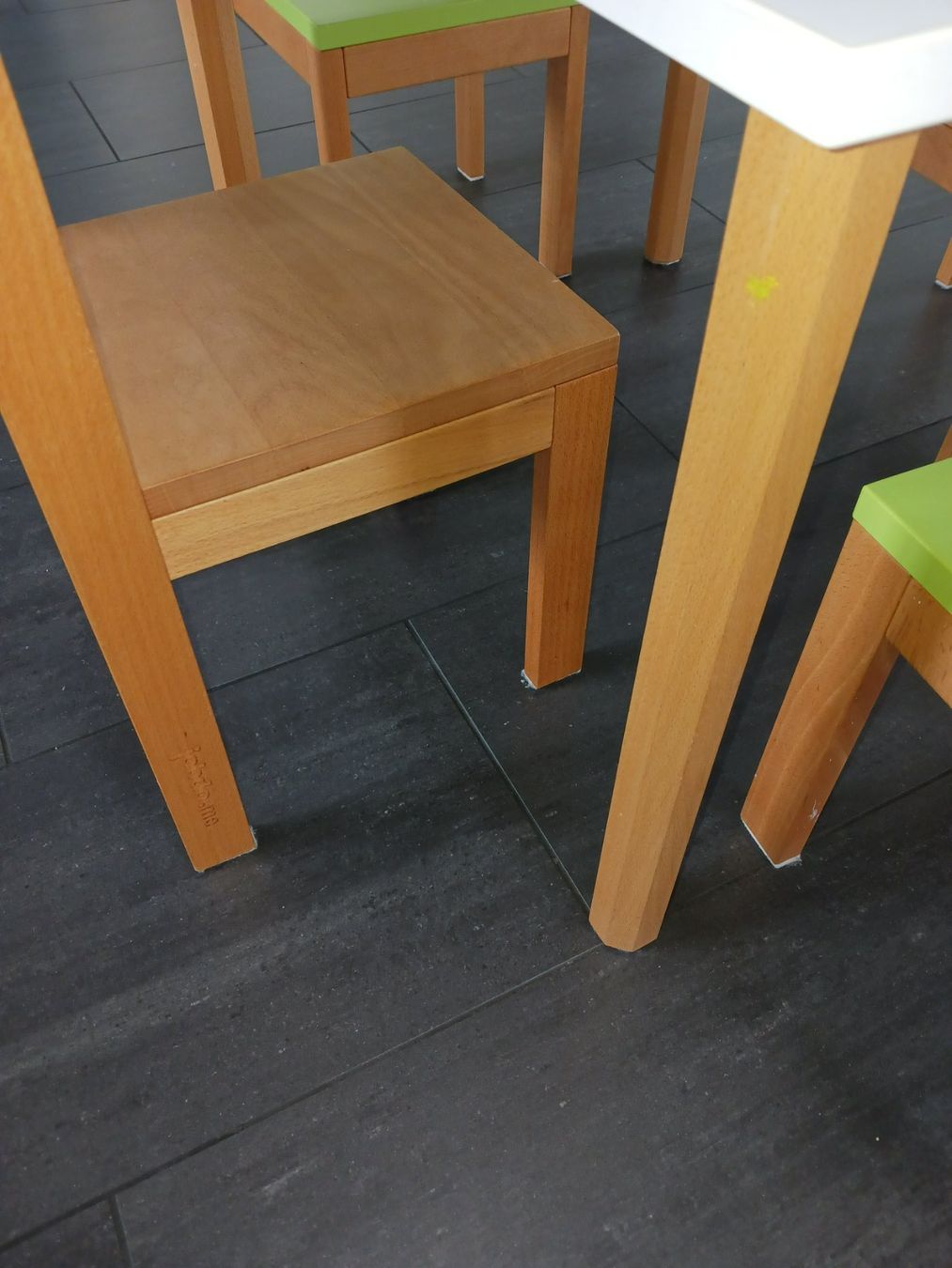 Set di tavolo e panche: Kindertisch mit 4 Stühlen – Usato da Stans venduto da Chaefer2011 1
