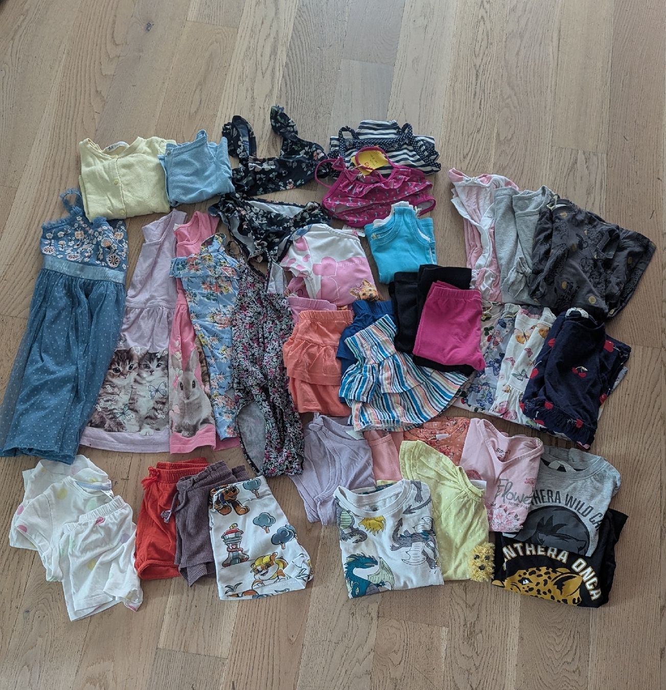 Lotti & Set di vestiti: Kleiderpaket Mädchen Gr.98-110 – Usato da Rüti ZH venduto da S_Like
