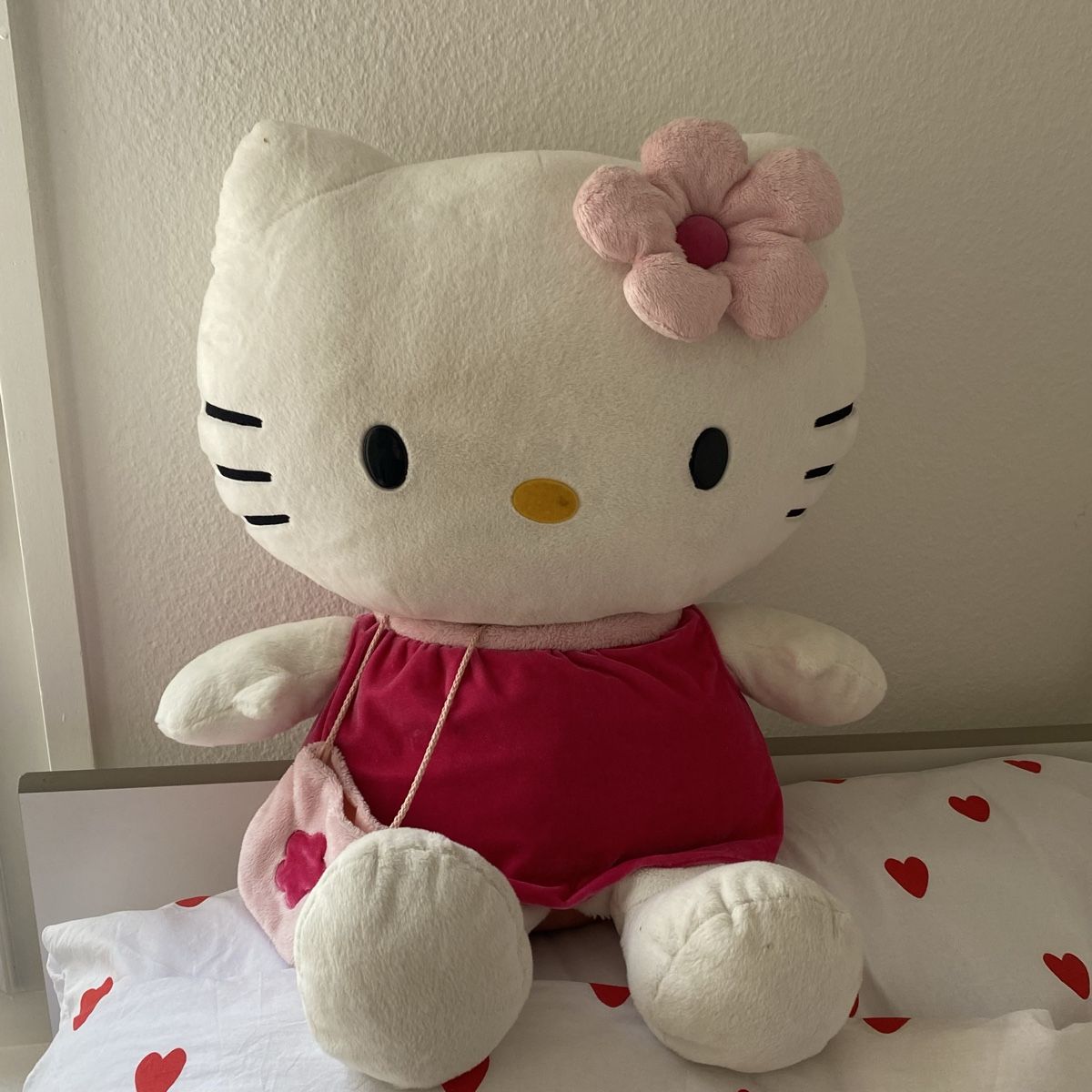 Hello Kitty Spielzeuge: Hello Kitty XXL Plushtier Sanrio 2010 – Gebraucht aus Givisiez von dor_xb9k