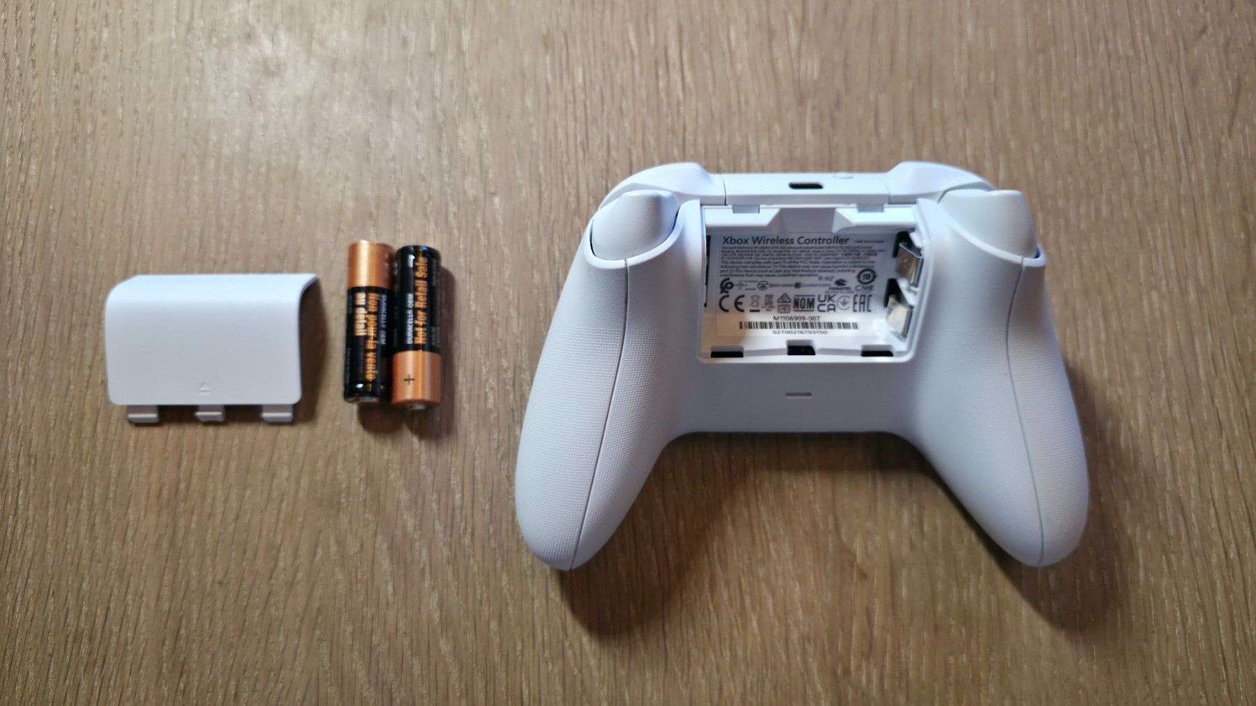 Microsoft Manettes: Gamer / Microsoft / Xbox Wireless Controller Robot White – Neuf (Voir description) à Sirnach par TheMrFreeman 3