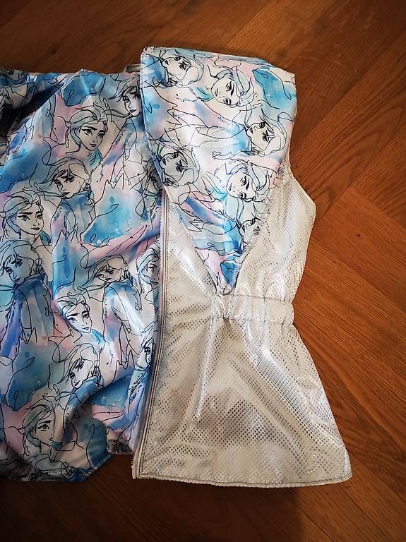 Jacken & Mäntel: Coole Elsa Regenjacke Silber – Gebraucht aus basel von erican 2