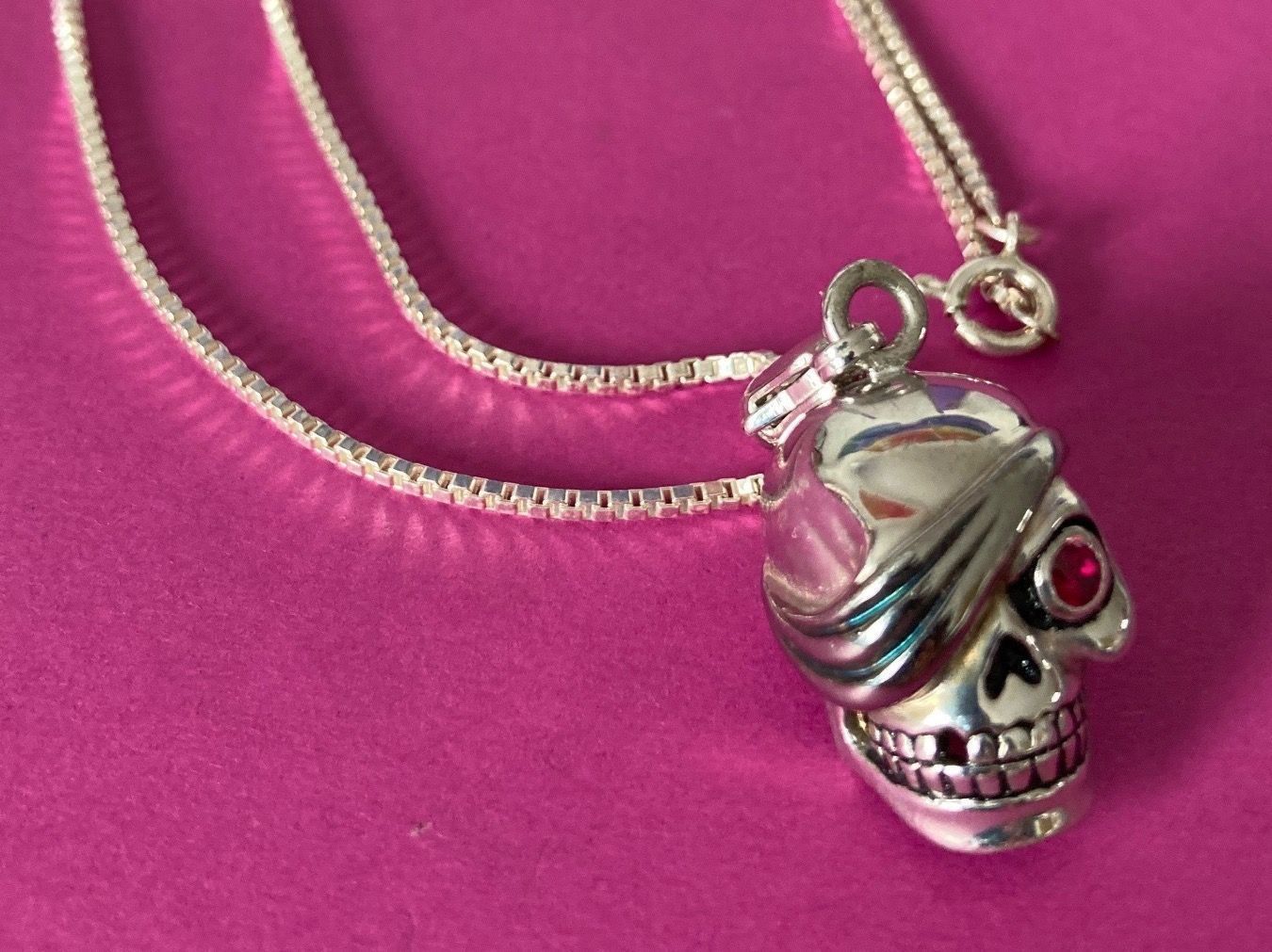 Ciondoli: Totenkopf (55cm) – Usato da Laufen venduto da Trendmarket 1