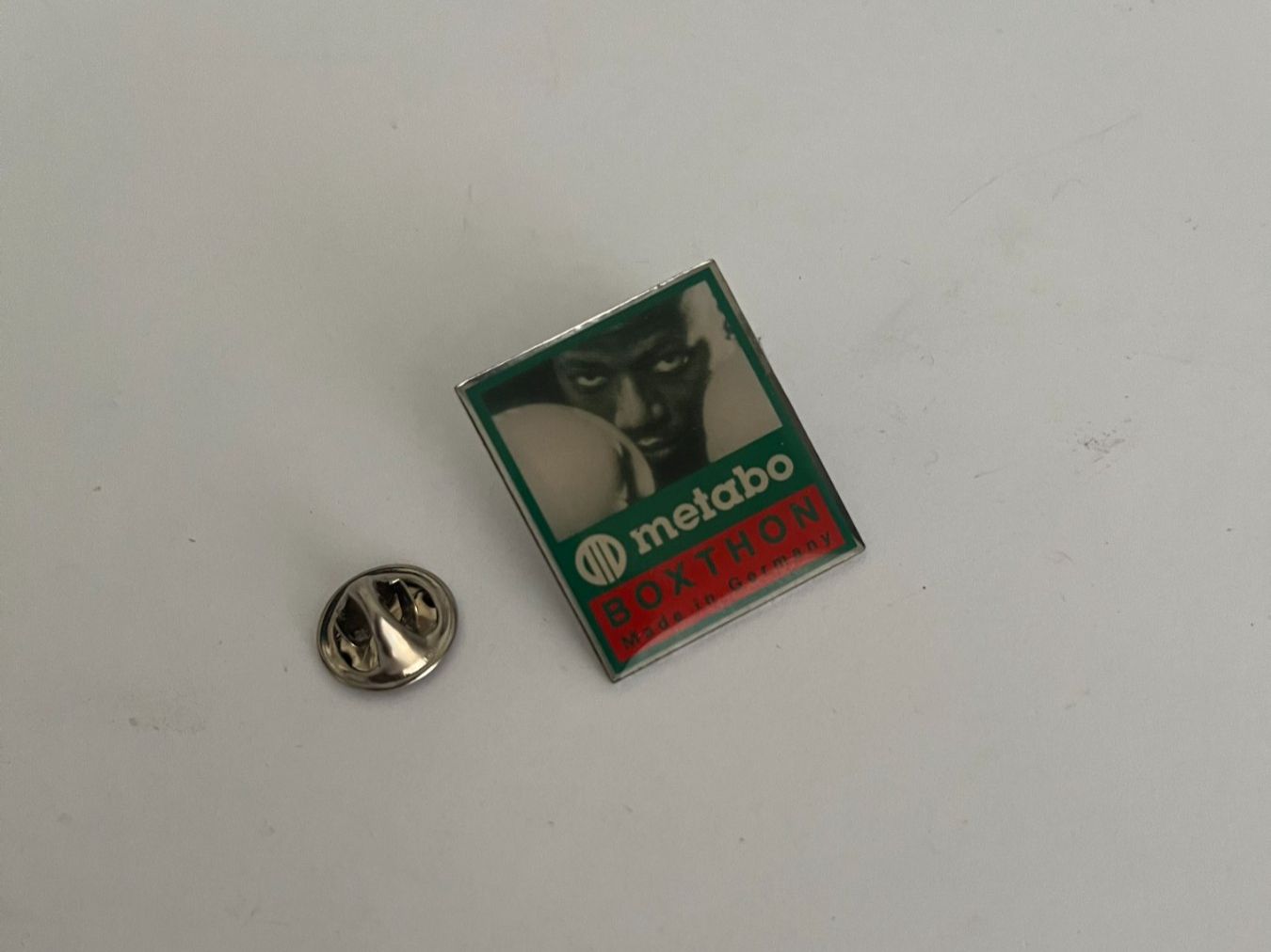 Placchette & Badge: Pin Metabo Boxthon Motiv eckig silberfarben – Usato da Dietikon venduto da sch_w2tw