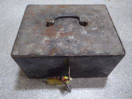 Alte Metallkassette mit Schlüssel, Vintage Look, Rarität