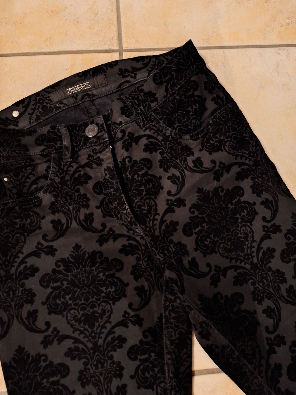 Pantaloni: Hose im Ausbrennerstil. Samtblumen – Usato da Rheinfelden venduto da Cleopatra2000 4