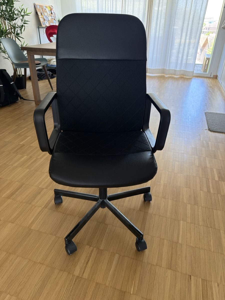 Stühle: Schwarzer Bürostuhl mit Rollen – Neu (gemäss Beschreibung) aus Sursee von and_j9ly 1