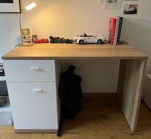 Tisch mit Schublade