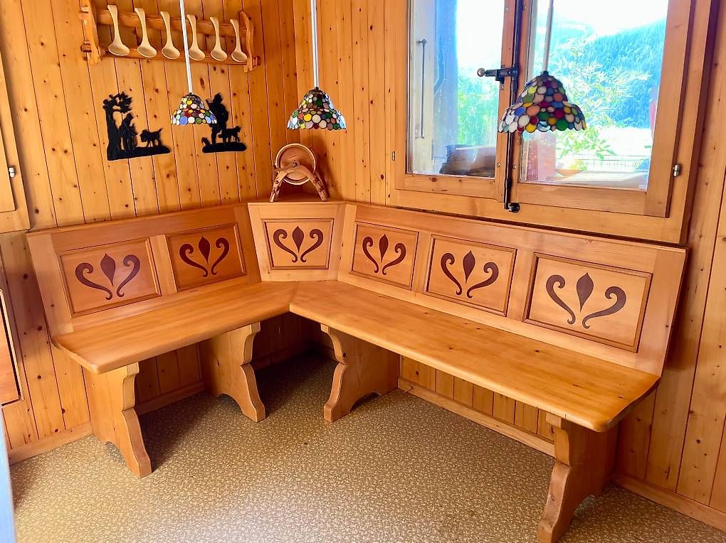 Panchine: ECKBANK MIT WUNDERSCHÖNER EINLAGEARBEIT – Usato da Thun venduto da amaretti25