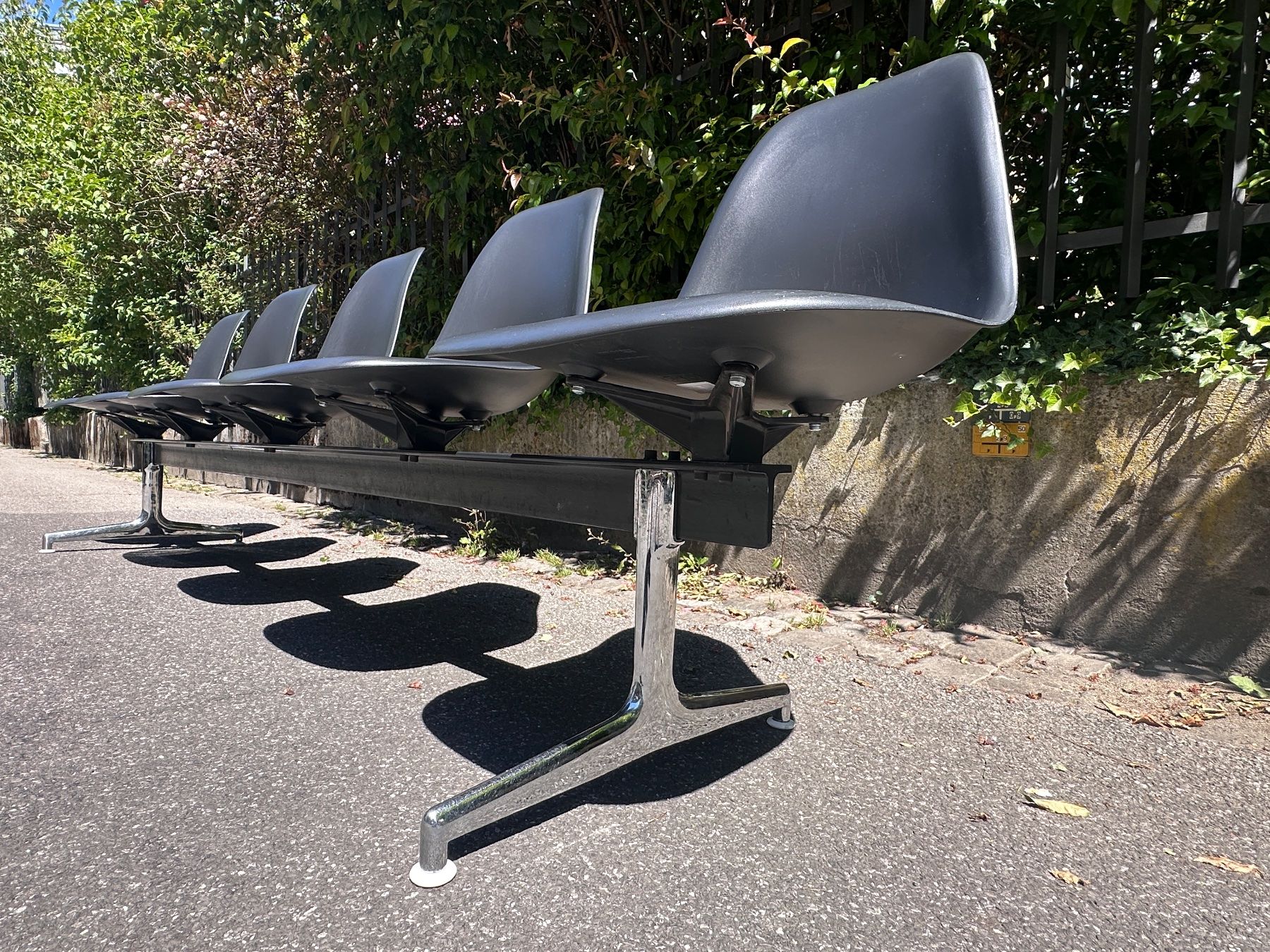 Vitra Sedie: 5 Stühle Vitra Eames Plastic Sidechair auf Traverse, schwarz – Usato da Bern venduto da troom105 3