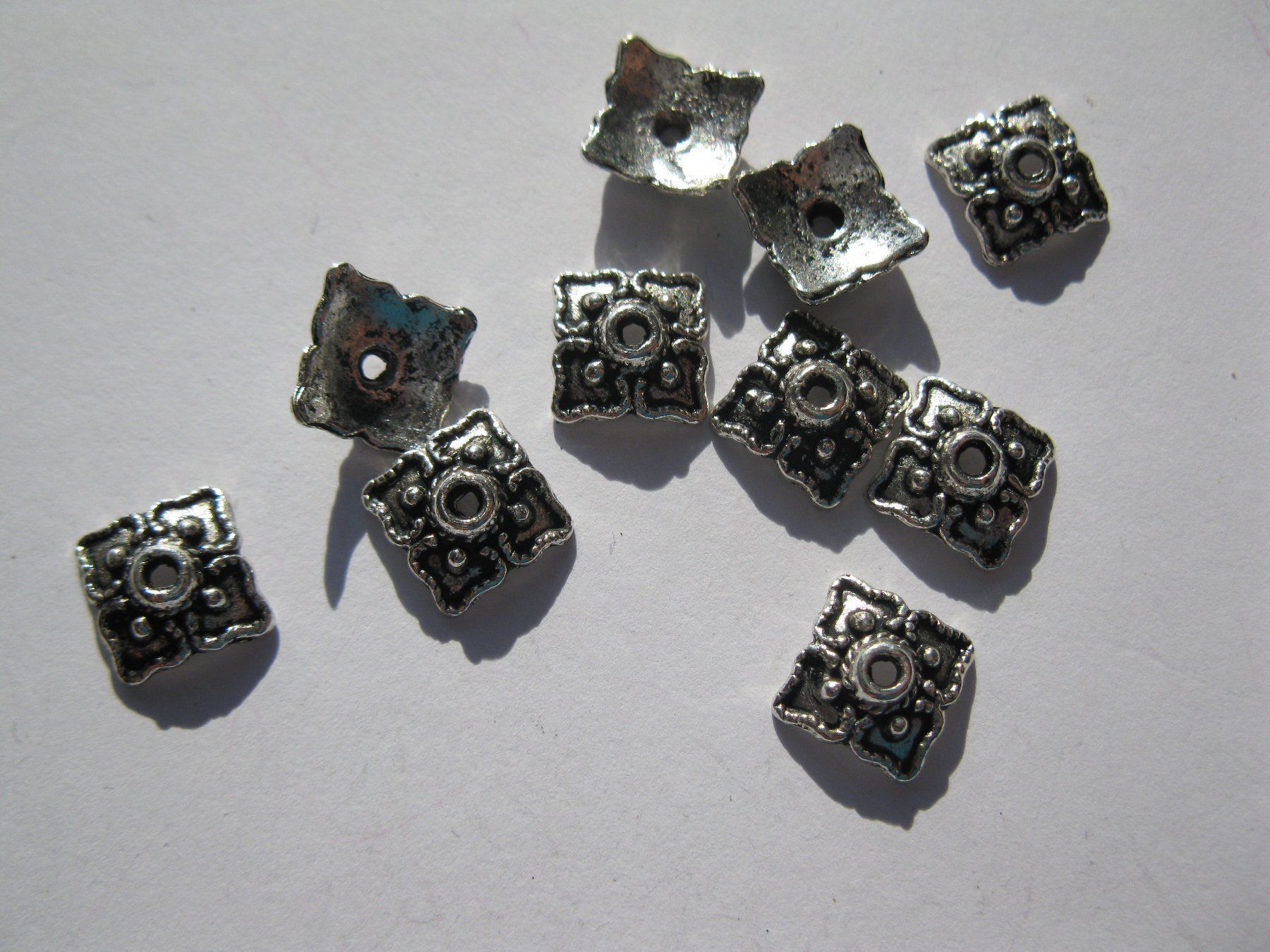 Perlen (unechte): 40 Perlenkappen quadratisch, 8mm – Neu und originalverpackt aus St. Margarethen TG von LuanaKa