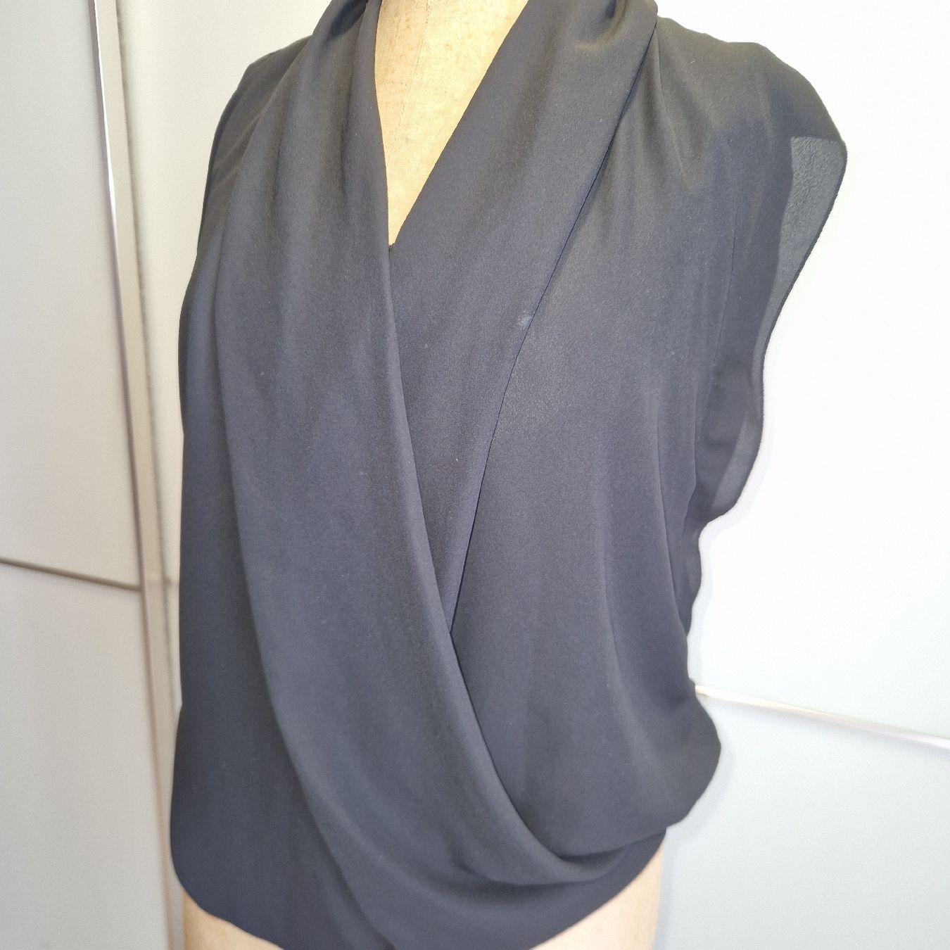 Camicette: Elegante, schwarze Sommerbluse mit Wasserfallausschnitt, S – Nuovo (secondo la descrizione) da Gwatt (Thun) venduto da Letzte-Chance-II 1
