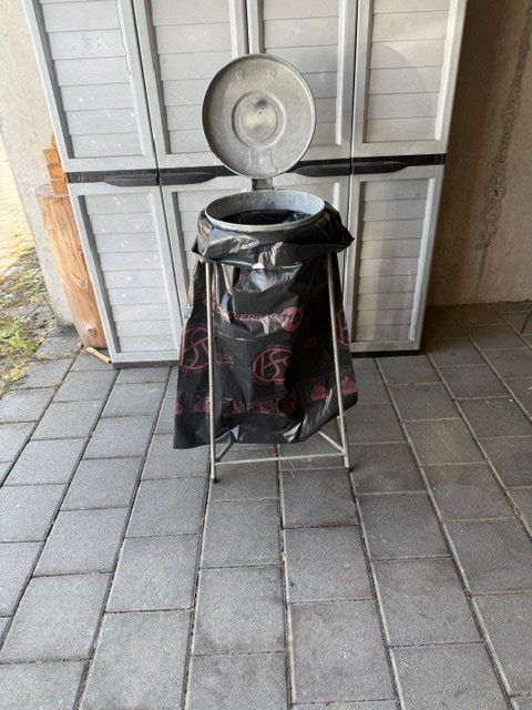 Cestini per rifiuti: Sackgestell mit Deckel für 110 Liter Abfallsack – Usato da Pfaffnau venduto da Gerry1503 3