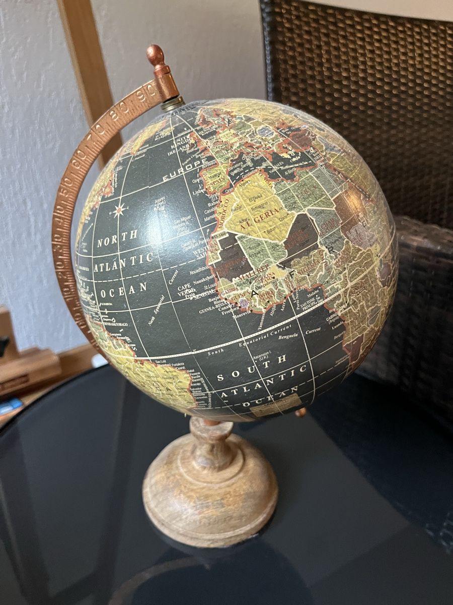 Sonstige Dekorationen & Accessoires: Globus mit Holzfuss und Messingsegment gut erhalten – Gebraucht aus Susten von Emons