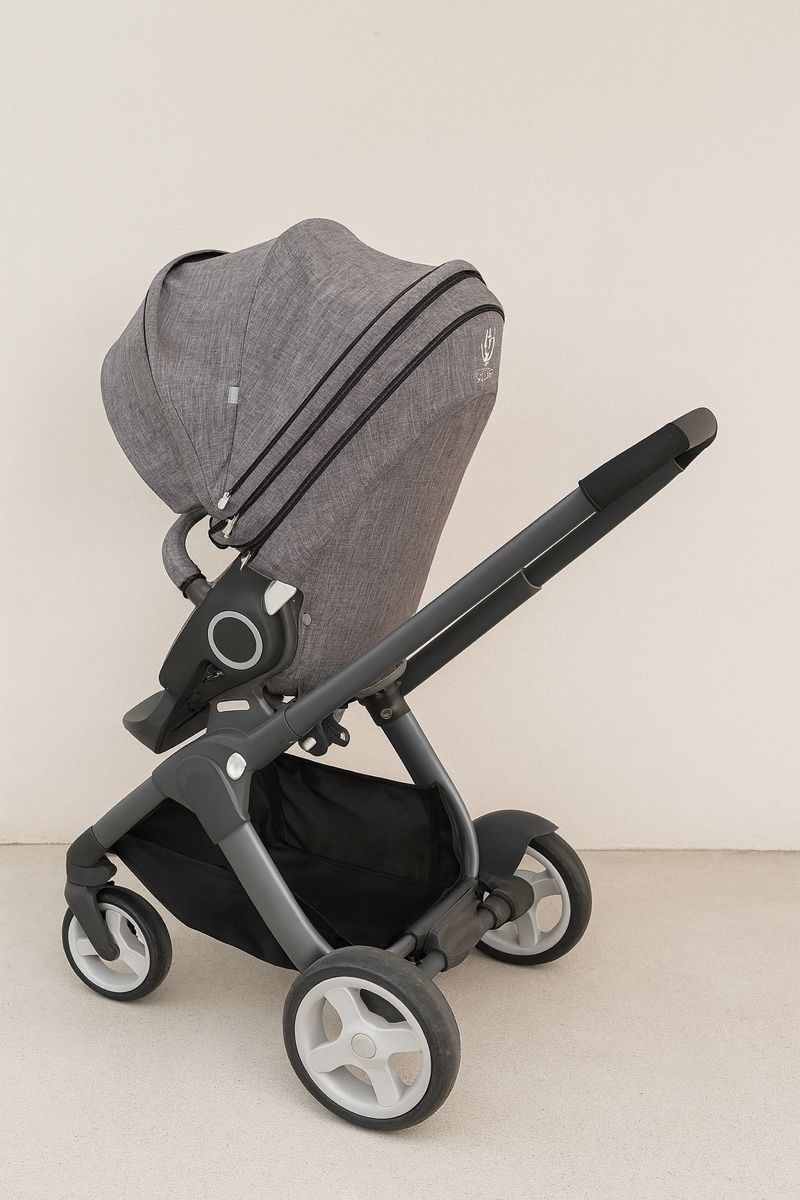 Stokke Carrozzine: Poussette Stokke Grise, avec lange et siège auto – Usato da Courroux venduto da Frank789
