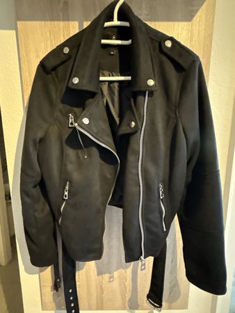 Schwarze Jacke im Bikerstil