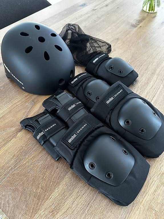 Protezioni & Imbottiture: Kit de protection genou, coude, poignet, tête  – Usato da Fribourg venduto da bmz3 1