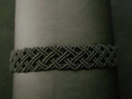 Makramee Armband mit keltischem Unendlichkeitsknoten Muster
