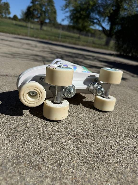 Oxelo Pattini in linea & Pattini a rotelle: Oxelo Quad Roller Skates Weiss - Grösse 36 – Usato da Volketswil venduto da beatboox 1