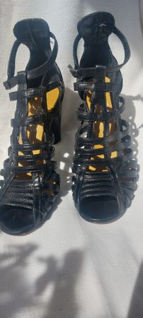 schwarze Sandalen
