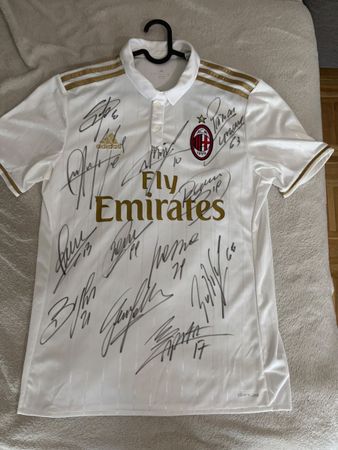Maillot AC Milan Adidas neuf avec étiquette et signé 12x