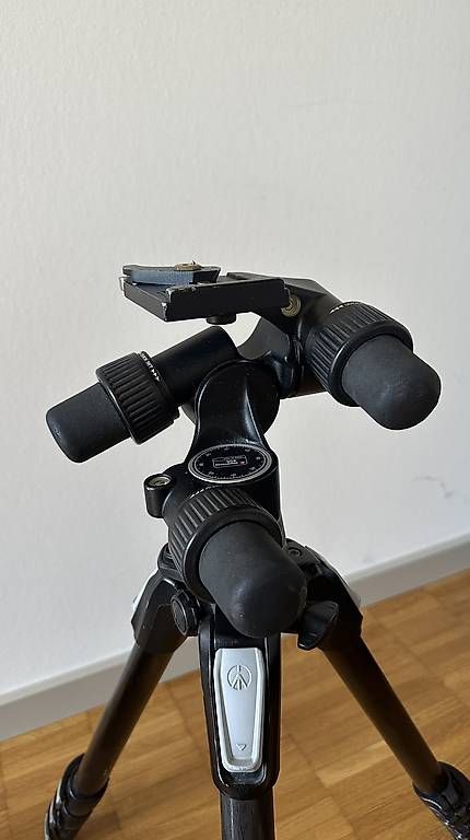 Manfrotto Trépieds & Accessoires: Manfrotto 055 Carbon Stativ mit Justierungskopf – D'occasion à Uster par Neonschwarz 2