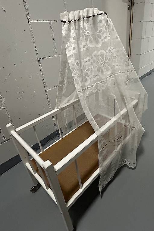 Betten: Puppenbettgestell mit Himmel – Gebraucht aus Köniz von missy_85
