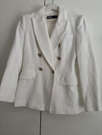 Weisser Blazer mit goldenen Knöpfen