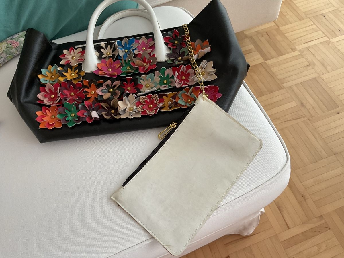 Taschen für Damen: Tasche schwarz-weiss Leder Blumen mit Pochette. – Gebraucht aus Roggwil TG von Straven