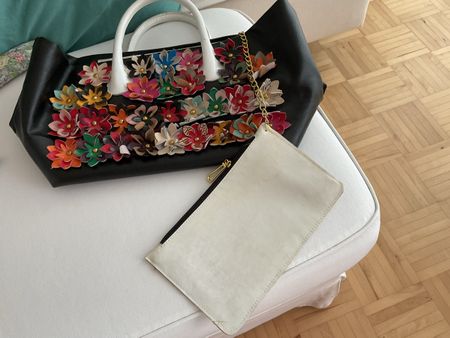 Tasche schwarz-weiss Leder Blumen mit Pochette.