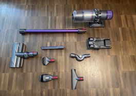 Dyson V11 Akkusauger m viel Zubehör-Akku u Filter Neuwertig!