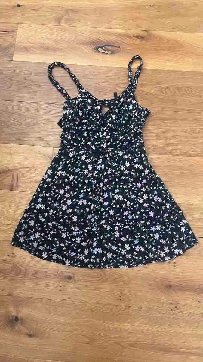 Vestiti: H&M Kleid Blumenmuster Schwarz – Usato da Geroldswil venduto da neva.yael
