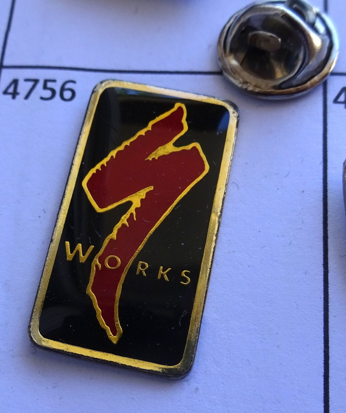 Plaketten & Abzeichen: Pin  WORKS  Schleife  ROT – Gebraucht aus Utzenstorf von BUtter81