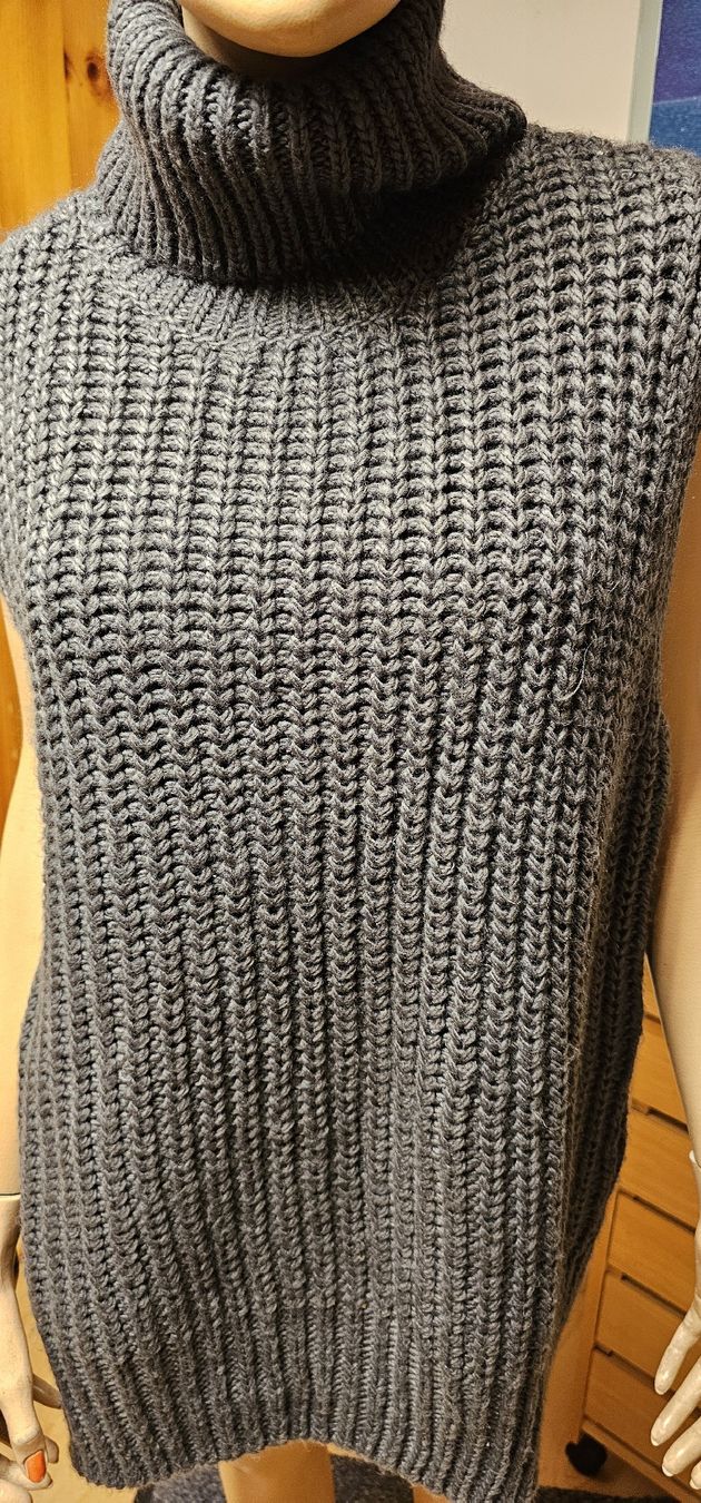 Pullover & Sweatshirts: Pullover mit grossem Kragen ,grau Strick Grösse M  – Gebraucht aus Ferden von jemyce