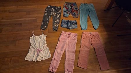 Gr. 122/128: div. lange Hosen, kurze Shorts, Jumpsuit