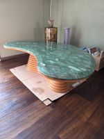 Couchtisch mit Marmorplatte und Holzsockel gebraucht