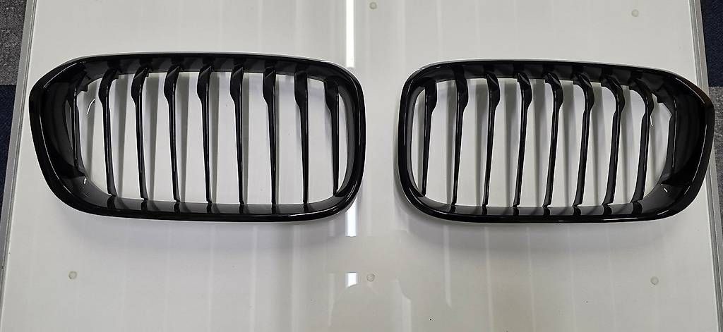 Tutti pezzi di ricambio auto: BMW Frontziergitter schwarz – Usato da Gossau ZH venduto da BMW-PerformanceG80