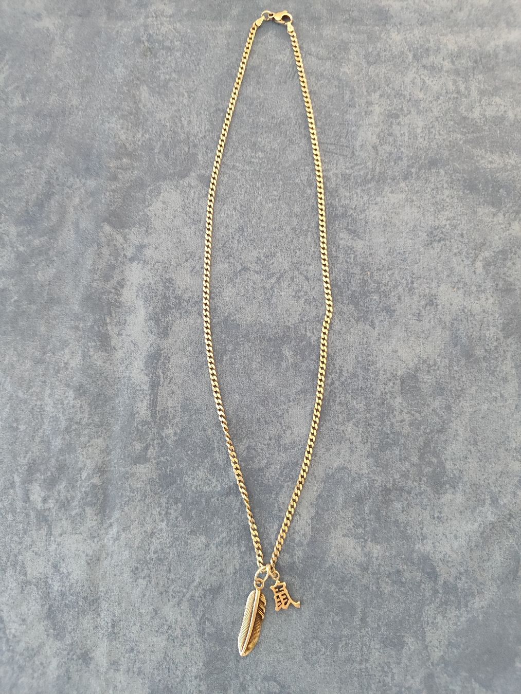 Pendentifs: Chaîne avec pendentifs – D'occasion à Ursy par Sebastien-85
