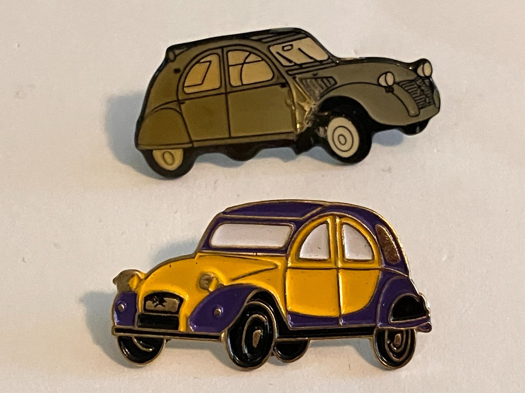Placchette & Badge: 2 Pin Citroen 2CV "Ente" – Usato da Basel venduto da djwwpp