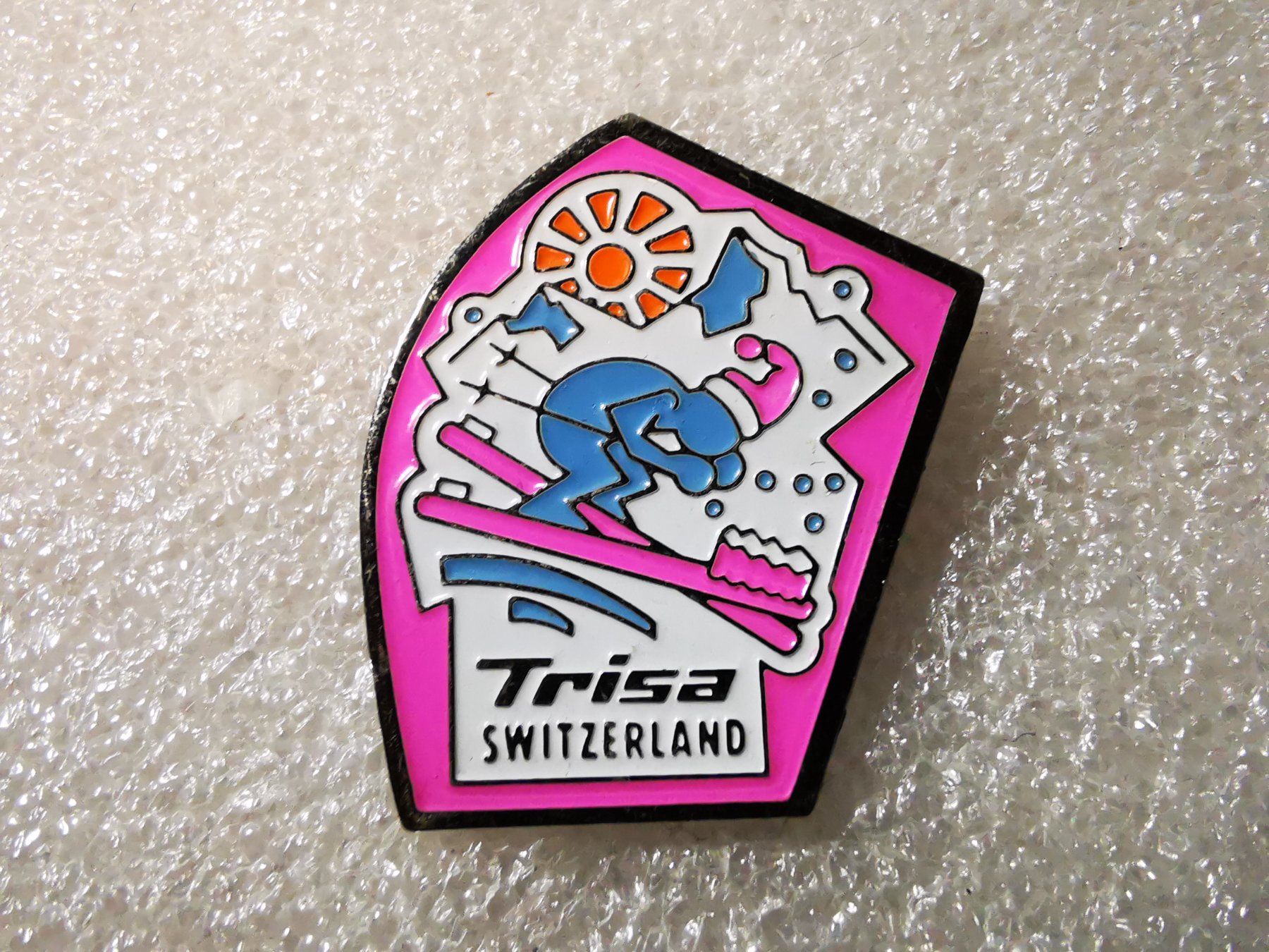 Plaketten & Abzeichen: Ansteckpin 5: Trisa Switzerland – Gebraucht aus Oppligen von Pin-Fall-Shop