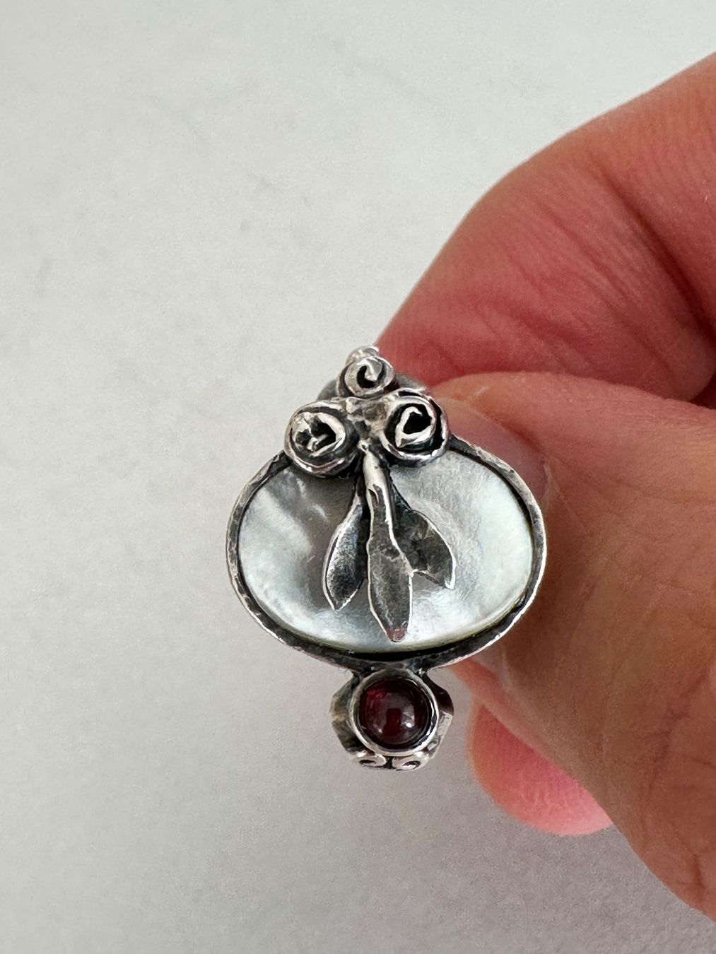 Anelli: Vintage Silber Ring, mit Perlmutt & Granat, Perli: 56-57 – Usato da Onex venduto da Antiqueshow
