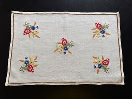 Vintage Tischset mit Blumenstickerei, Sommerdeko, Handarb...