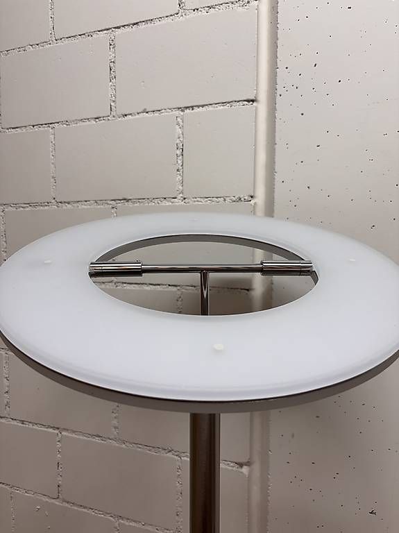 Lampade: Neuwertige weiße Stehlampe – Usato da Dübendorf venduto da sop_yl9x 2