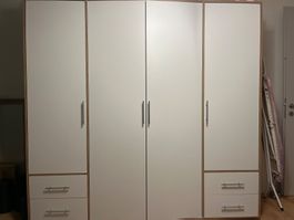 Kleiderschrank weiss mit Holzoptik gebraucht Zustand