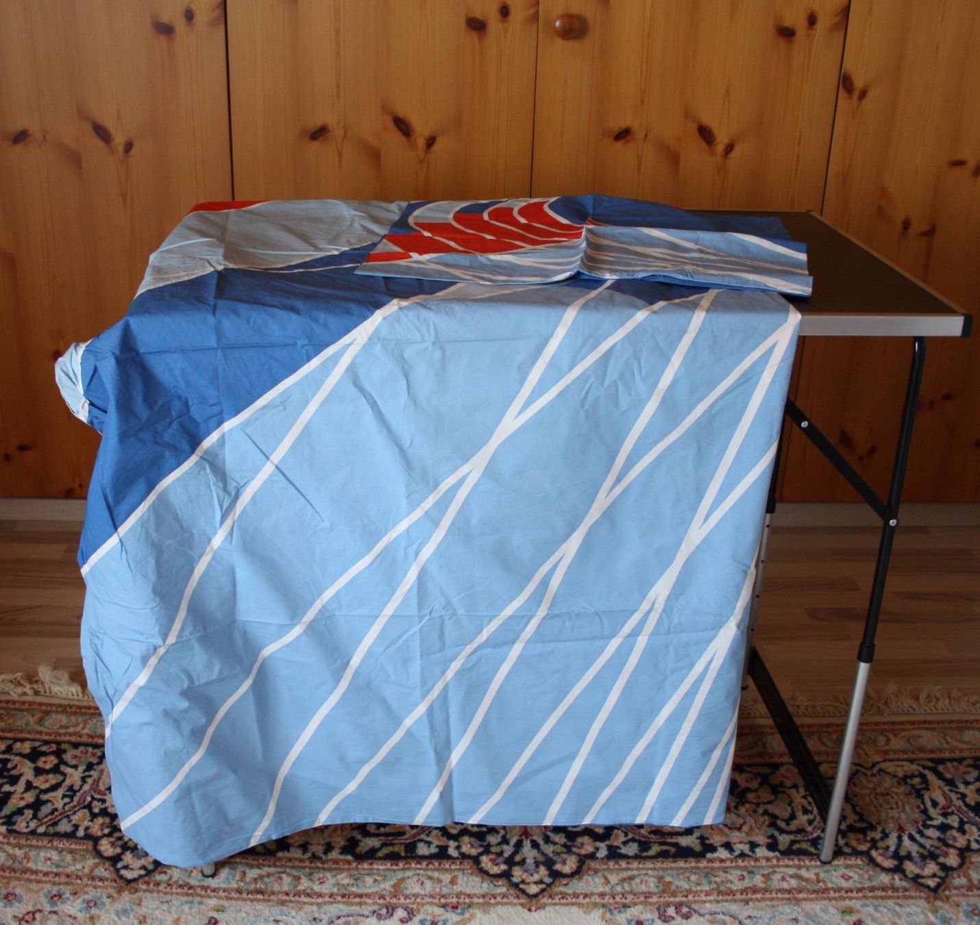 Bettwäsche: Bettwäsche-Garnitur blau rot – Gebraucht aus Flüelen von Alt-und-Neu 1