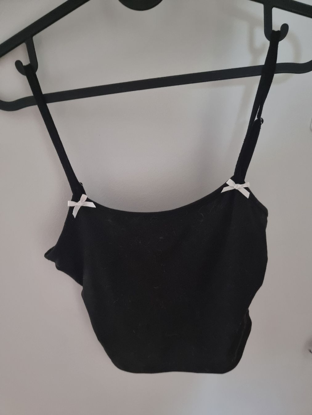 Top: Schwarzes Crop Top mit Schleifen – Nuovo (secondo la descrizione) da Altstätten SG venduto da melii._.98