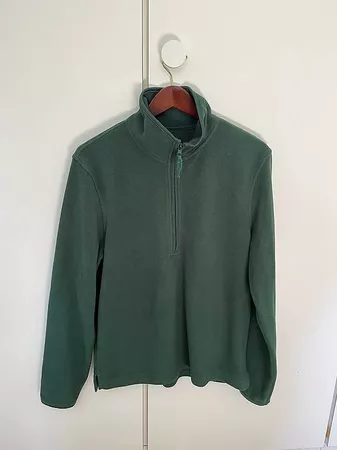 GRÜNER FLEECEPULLOVER MIT REISSVERSCHLUSS