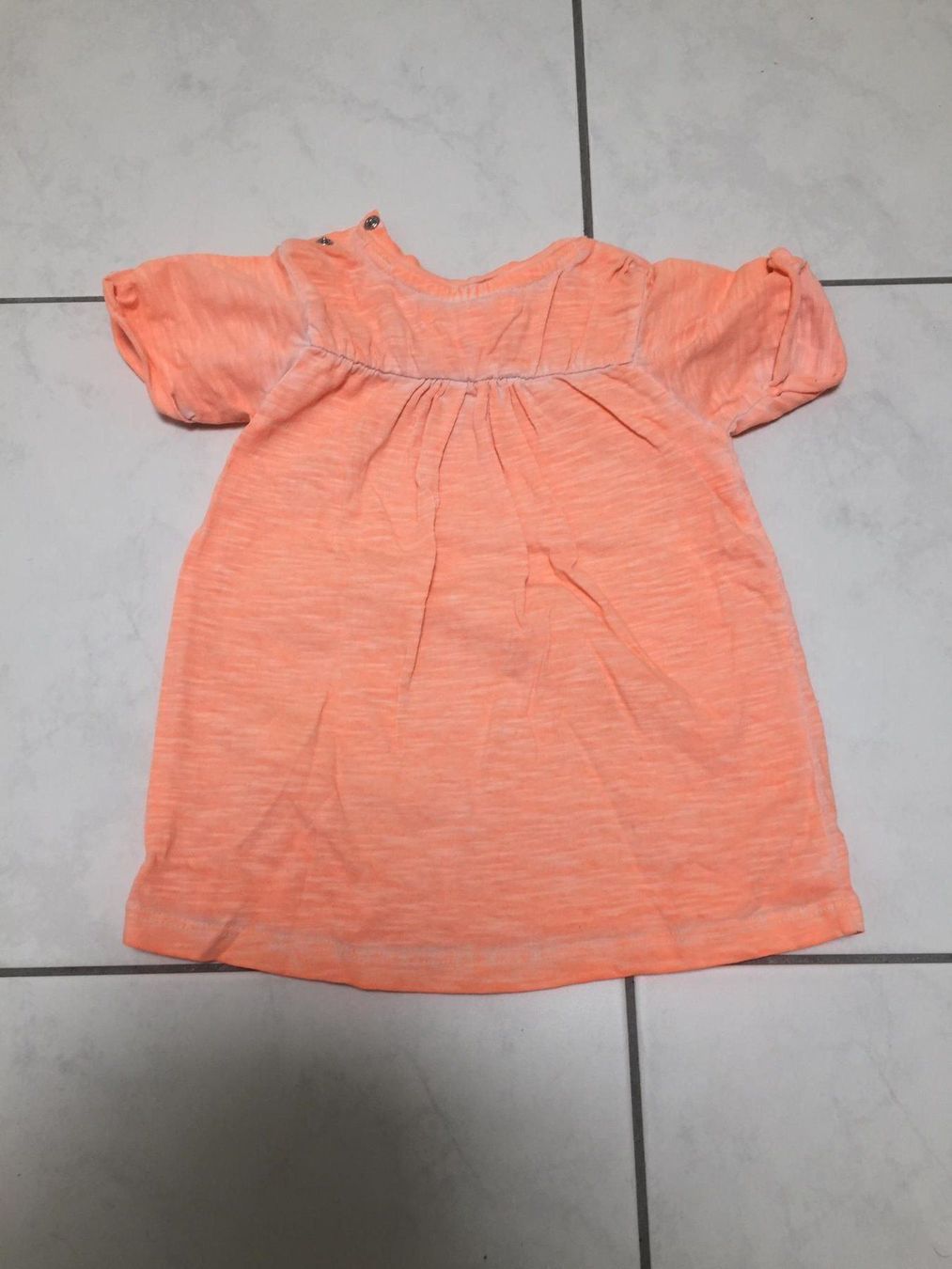 Camicette, T-shirt & Top: T-Shirt lachsfarben – Usato da Muttenz venduto da Juvenile33 2